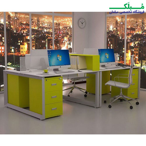 دو عدد میز سایتی اکتیران به رنگ سفید و سبز فسفری در یک فضای اداری
